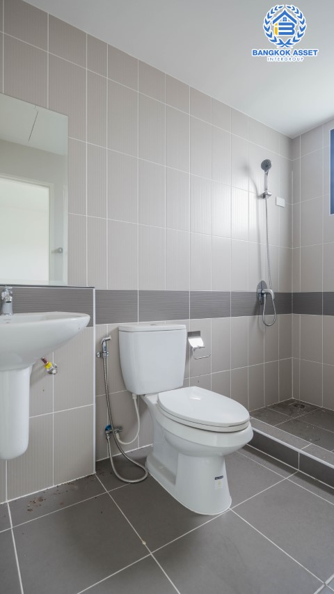 ทาวน์เฮ้าส์มือสองย่านนนทบุรี ม.บ้านกลางเมือง ปิ่นเกล้า-จรัญฯ เนื้อที่กว้าง 21.50 ตร.ว. ฟังก์ชัน 3 ห้องนอน 3 ห้องน้ำ ที่จอดรถ 2 คัน บ้านสภาพเหมือนใหม่ แต่งสวยพร้อมเข้าอยู่ ใกล้รถไฟฟ้าสายสีแดง "สถานีบางบำหรุ" และทางด่วน "ศรีรัช" จองเลย!